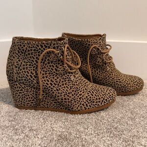 Like New Toms Leopard Wedge Booties size 8